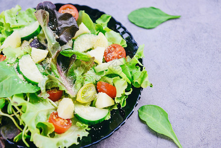 健康沙拉菜叶混合与水果和新鲜生菜番茄黄瓜和新鲜生菜混在一起餐桌上新鲜食物用概念图片