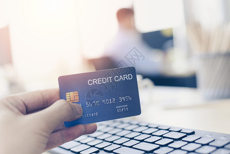 拥有办公室信用卡付款在线购物使用信卡技术电子钱包概念图片