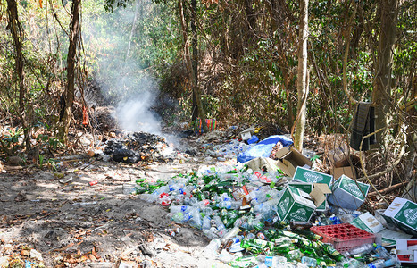 泰国垃圾回收堆积塑料瓶和玻璃其质与焚化废物烧一样造成空气污染或等待回收废物管理概念污染图片