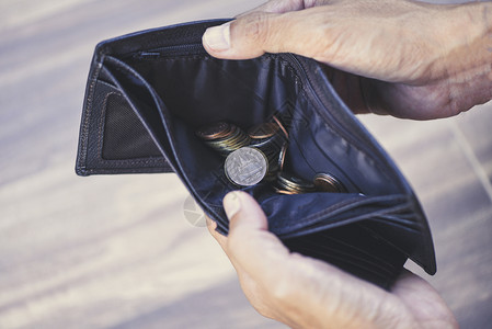 老年人保暖钱包和债务管理概念老年人手中的空钱包退休概念中的贫穷
