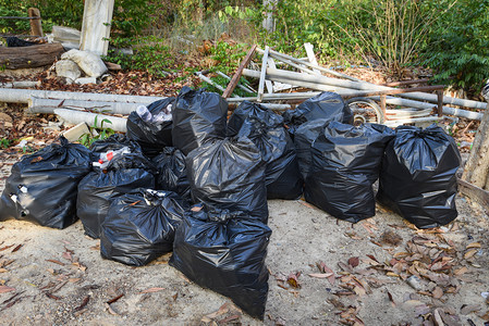 在自然垃圾袋中放塑料等待回收集废物管理概念污染图片