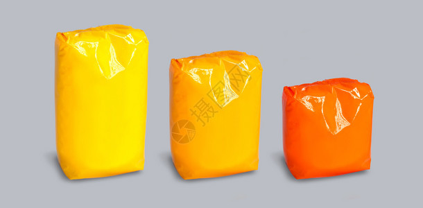 灰色背景上包裹黄橙和红的包图片