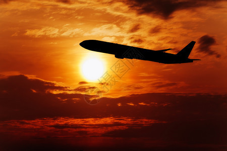 日落时空中飞机背景图片