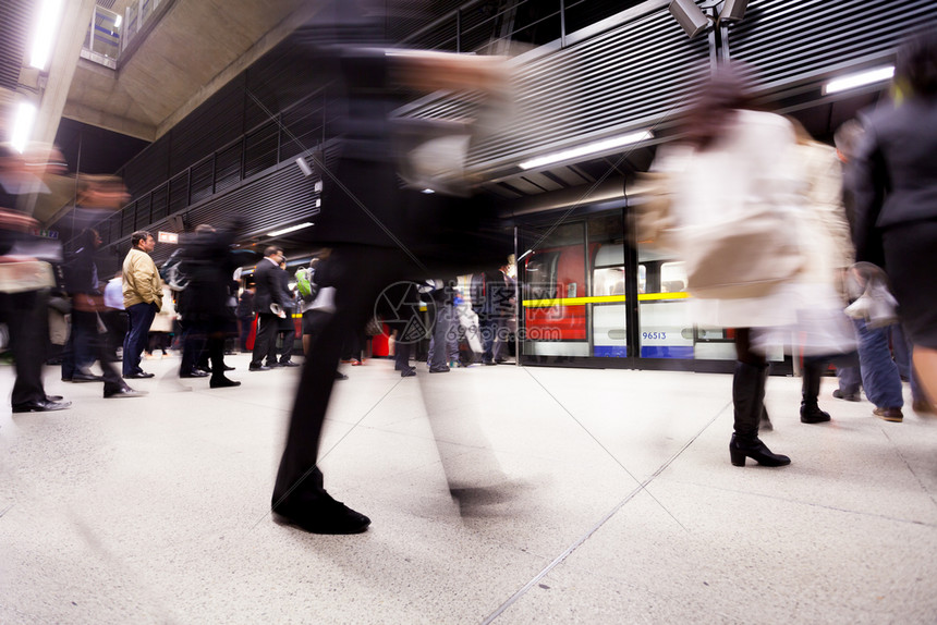 伦敦输管火车站旅行者流动情况图片