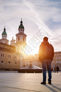 萨尔茨堡大教堂广场的年轻游客日落图片