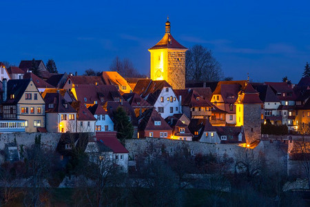 德国南部巴伐利亚州罗德堡的中世纪老城区屋顶塔楼和城墙的夜空中观察图片