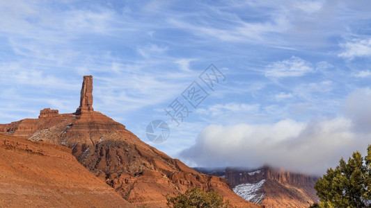 CastletonTower犹他州Moab附近城堡谷的标志岩石形成该塔是世界闻名的摄影主题也是其经典攀岩路线的主题图片