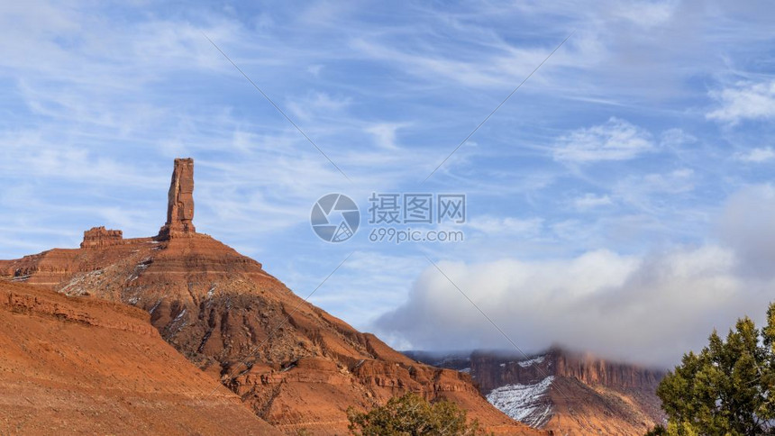 CastletonTower犹他州Moab附近城堡谷的标志岩石形成该塔是世界闻名的摄影主题也是其经典攀岩路线的主题图片