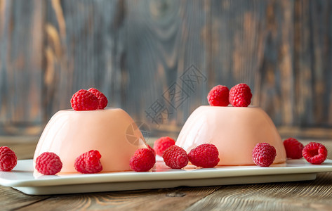 甜布丁装饰着新鲜的草莓图片