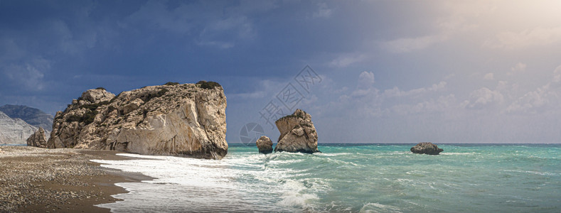 著名的旅游标志阿弗罗迪特和r在塞浦路斯春初岩石和空的块海滩PetratouRomiou图片