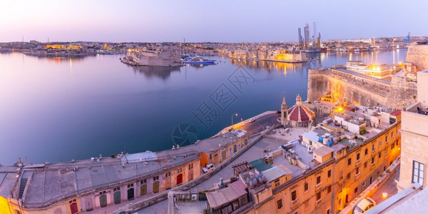 瓦莱塔大港和BirguSenglea和Cospicaua三个坚固城市日出马耳他瓦莱塔和大港的古代防御全景图片