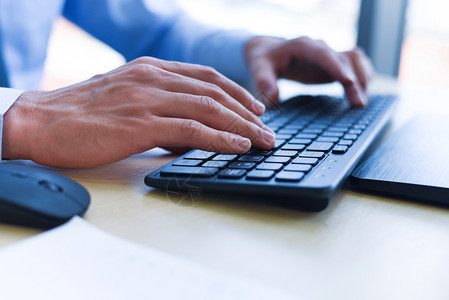 键盘概念和鼠电脑操作员坐在桌上并办公室工作场所使用互联网技术的商人图片