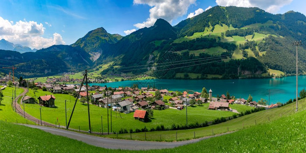 瑞士Lungern村及其传统房屋和旧教堂塔AlterKirchturm沿瑞士奥布瓦尔登州Lungersee湖一带瑞士Lunger图片