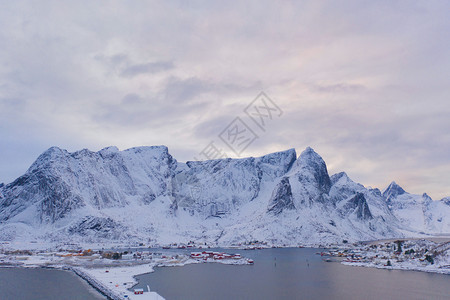 Lofoten岛和湖泊或河流Nordland县挪威欧洲白雪山丘和树木冬季自然景观背著名的旅游点图片