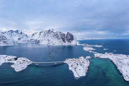 Lofoten岛和湖泊或河流Nordland县挪威欧洲白雪山丘和树木冬季自然景观背著名的旅游点图片