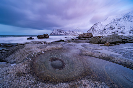 鸡蛋石挪威诺德兰郡洛福滕岛挪威诺德兰郡欧洲的埃格姆海滩景白雪山冬季自然景观背著名的旅游点图片