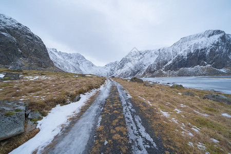 Lofoten岛挪威诺德兰县欧洲挪威白雪山丘和树木冬季自然景观背著名的旅游点图片