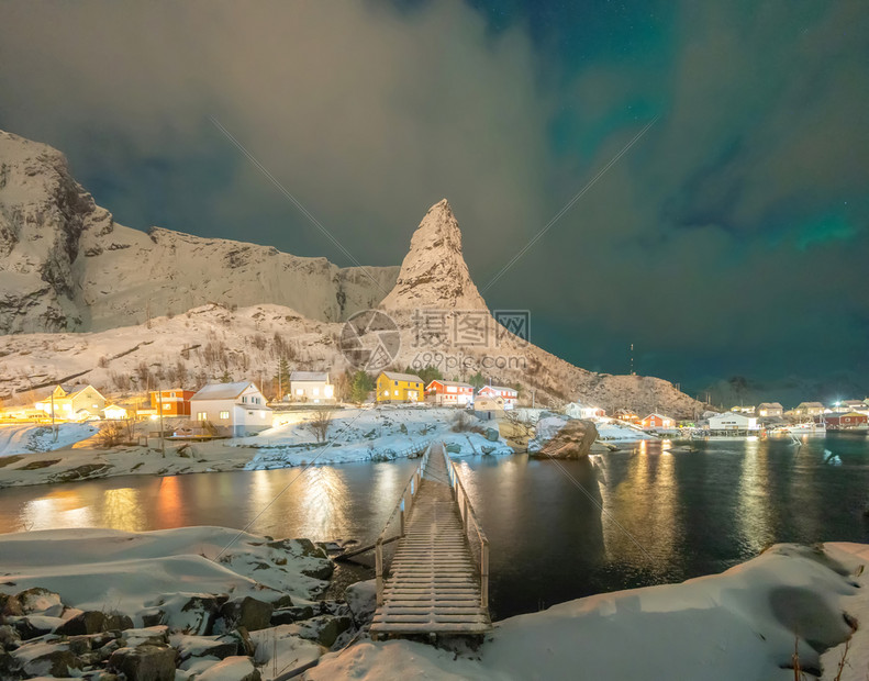 挪威渔村在雷因城洛福滕岛挪威欧洲罗福滕岛白雪山丘和夜间树木冬季自然景观背图片