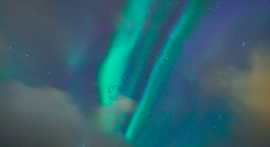 蓝色天空极光挪威Lofoten岛的绿色极光和星紧靠近绿色极光和星冬季夜间有极光的天空自然景观背背景