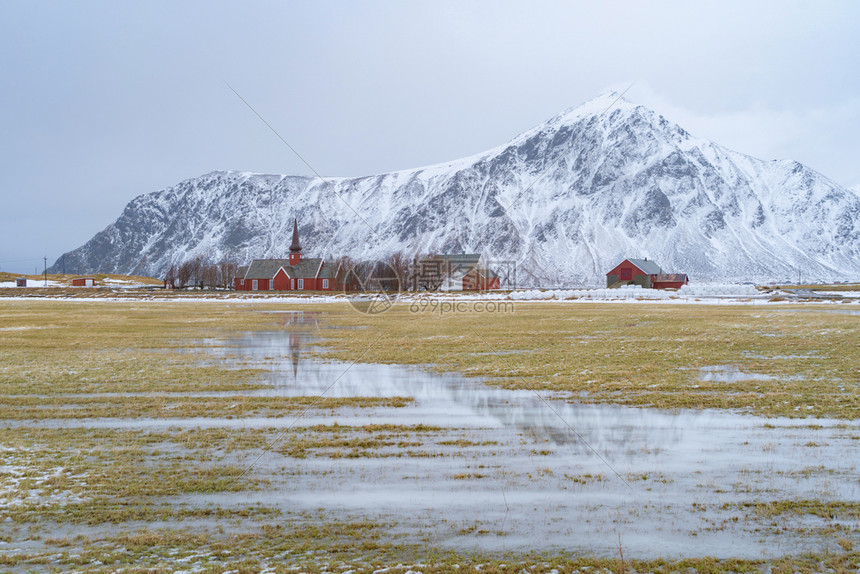 在雷纳市洛福滕岛挪威诺德兰县欧洲的一座带有草教堂和白雪山冬季自然景观背图片