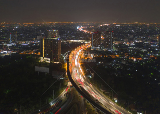 泰国曼谷市中心Sathorn公路的空中景象亚洲智能城市的金融区和商业中心夜间的天桥和高楼建筑城市背景图片