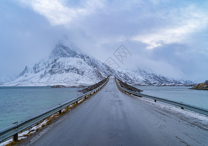 红雪山丘和树木冬季自然景观背著名的旅游点图片