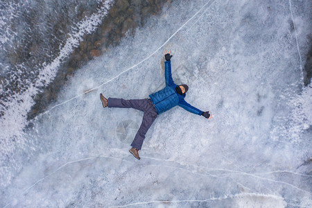 位于冰川上的亚洲游客空中景象冰湖在挪威洛福登岛欧洲挪威的Lofoten岛旅行冬季自然寒冷风景泡模式纹理背景顶级视图图片