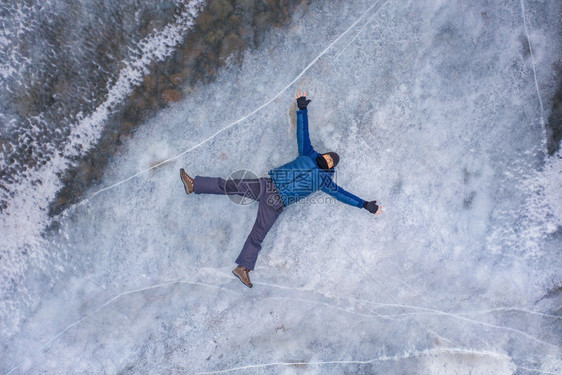 位于冰川上的亚洲游客空中景象冰湖在挪威洛福登岛欧洲挪威的Lofoten岛旅行冬季自然寒冷风景泡模式纹理背景顶级视图图片