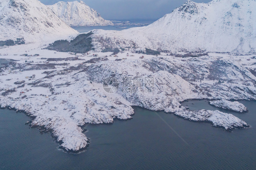 白雪山丘和树木冬季自然景观背图片