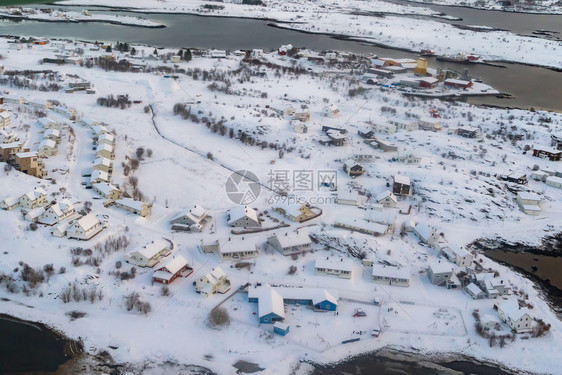 白雪山冬季自然景观背著名的旅游点图片