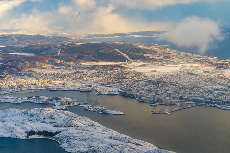 白雪山丘和树木冬季自然景观图片