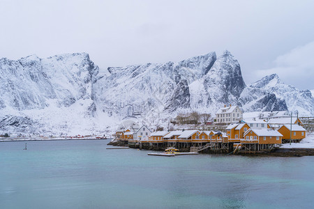 白雪山冬季自然景观背著名的旅游点图片