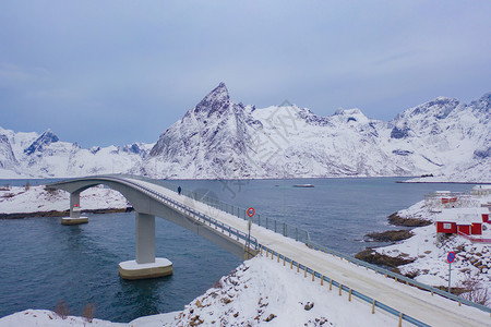 Lofoten岛挪威Nordland县欧洲Lofoten岛的桥梁和公路空中观察白雪山丘和树木冬季自然景观背图片