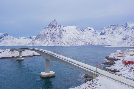 Lofoten岛挪威Nordland县欧洲Lofoten岛的桥梁和公路空中观察白雪山丘和树木冬季自然景观背图片