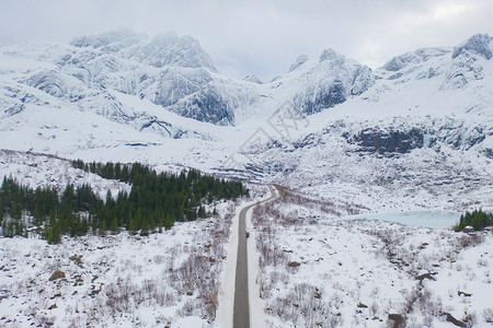 Lofoten岛挪威Nordland县欧洲Lofoten岛的桥梁和公路空中观察白雪山丘和树木冬季自然景观背图片