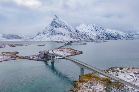 Lofoten岛挪威Nordland县欧洲Lofoten岛的桥梁和公路空中观察白雪山丘和树木冬季自然景观背图片