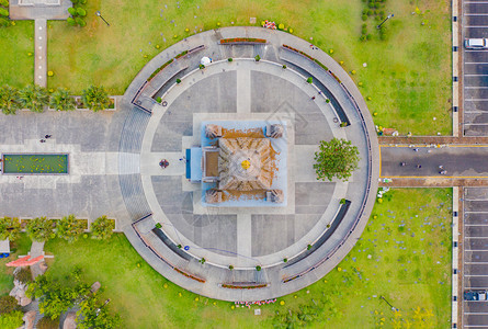 日落时泰国PathumThani市佛教寺庙WatPanyanantaram的空中景象图片