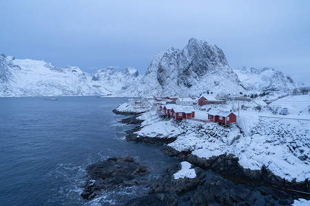 在哈姆诺伊市洛福滕岛挪威欧洲的黄昏挪威渔村白雪山丘和夜间树木冬季自然景观背图片