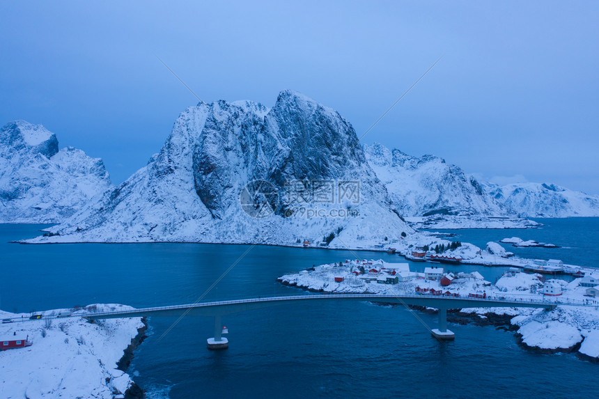 白雪山冬季自然景观背著名的旅游点图片