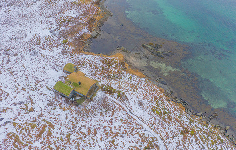 在挪威诺德兰州洛福滕群岛诺德兰县欧洲的白雪山空中景象丘和树木冬季自然景观顶端视图案背景图片