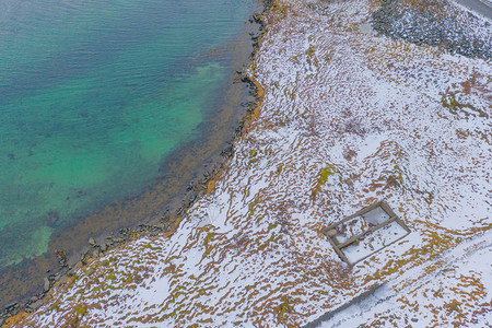 在挪威诺德兰州洛福滕群岛诺德兰县欧洲的白雪山空中景象丘和树木冬季自然景观顶端视图案背景图片