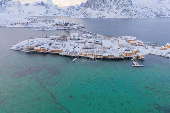 Lofoten岛和湖泊或河流Nordland县挪威欧洲白雪山丘和树木冬季自然景观背著名的旅游点图片