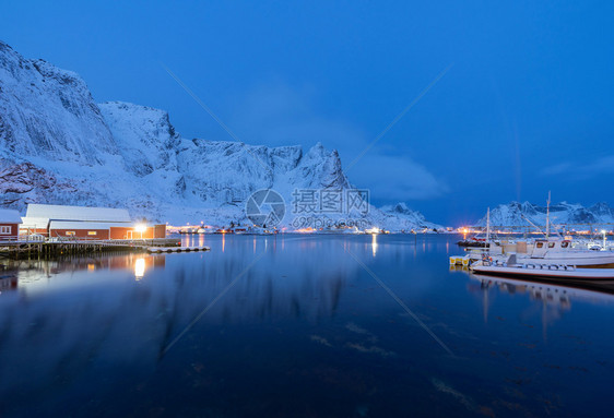 RineCityLofoten岛挪威诺德兰欧洲的渔村白雪山冬季自然景观背著名的旅游点图片