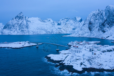 白雪山冬季自然景观背著名的旅游点图片