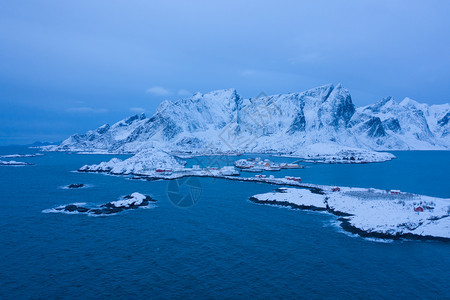 白雪山冬季自然景观背著名的旅游点图片