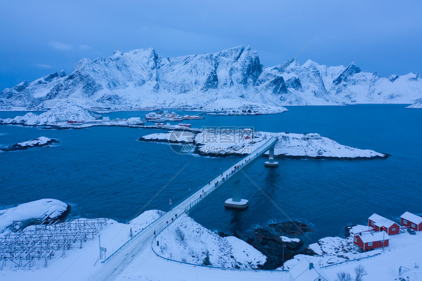 白雪山冬季自然景观背著名的旅游点图片