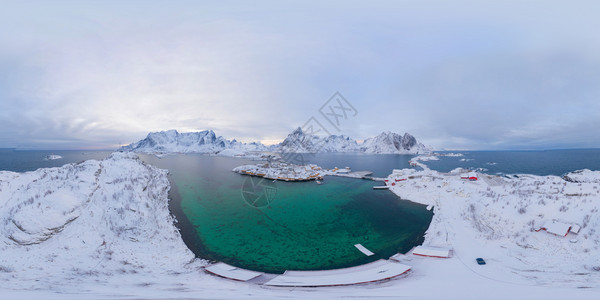 在挪威诺德兰县洛福滕岛诺德兰县欧洲的白雪山空中观察的无缝全景山丘和树木冬季自然景观图片