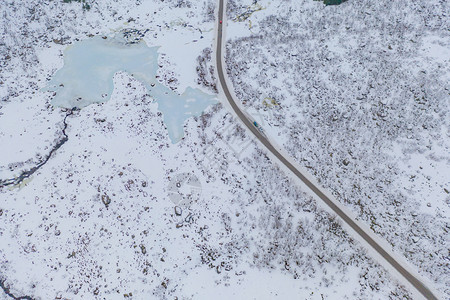 在挪威诺德兰州洛福滕群岛诺德兰县欧洲的白雪山空中景象丘和树木冬季自然景观顶端视图案背景图片