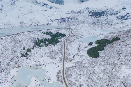 在挪威诺德兰州洛福滕群岛诺德兰县欧洲的白雪山空中景象丘和树木冬季自然景观顶端视图案背景图片
