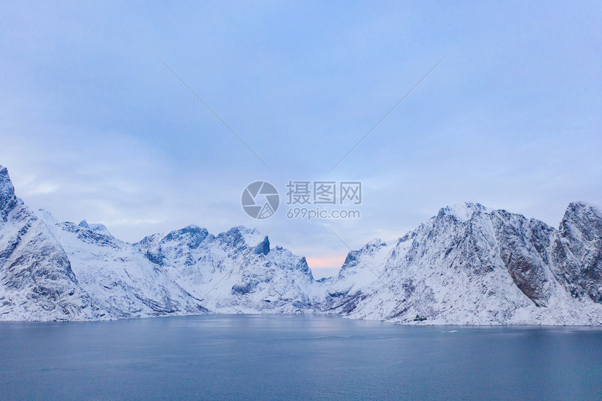 Lofoten岛和湖泊或河流Nordland县挪威欧洲白雪山丘和树木冬季自然景观背著名的旅游点图片